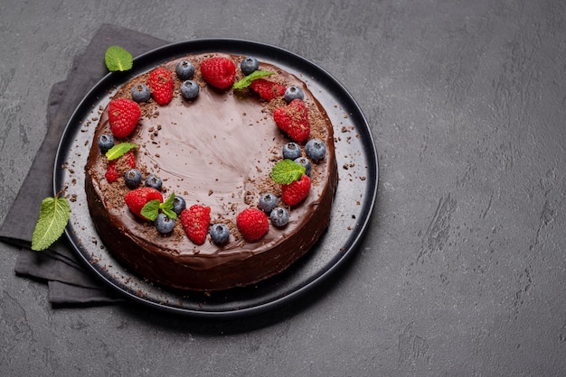 Dessert de gâteau au chocolat avec des baies fraîches