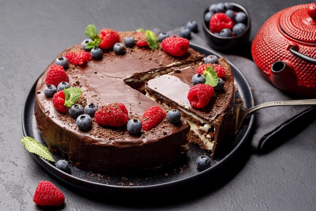 Dessert de gâteau au chocolat avec des baies