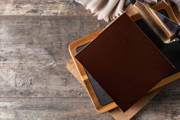 Photo dessert de gâteau d'opéra sur la table en bois