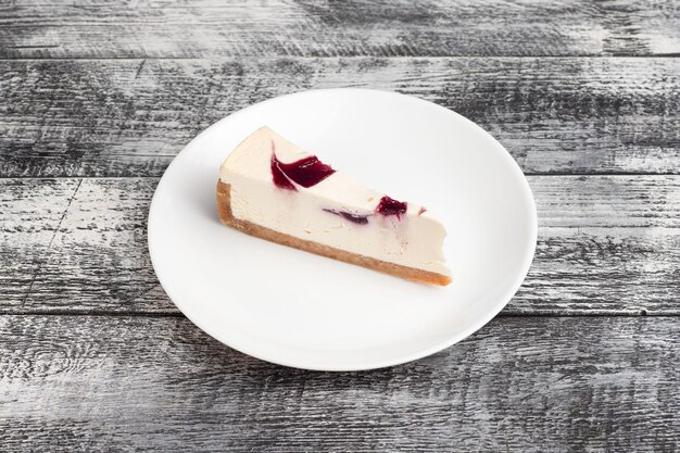 Dessert gâteau sucré sur un fond blanc en bois