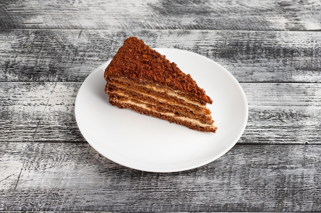 Dessert gâteau sucré sur un fond blanc en bois