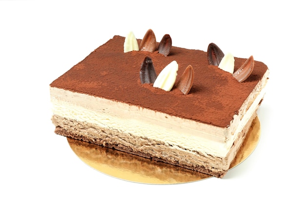 Dessert gâteau tiramisu isolé sur fond blanc