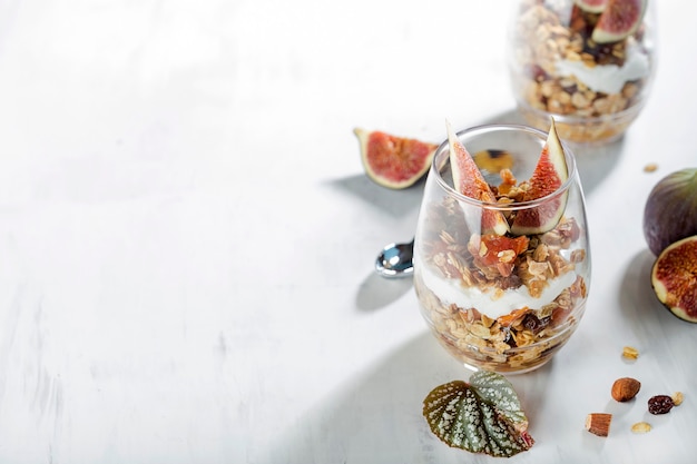 Dessert avec granola et yaourt grec dans des verres