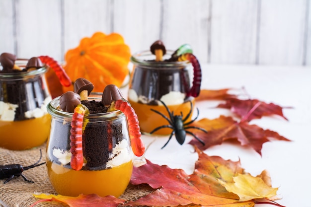 Dessert d'halloween en couches dans des bocaux en verre