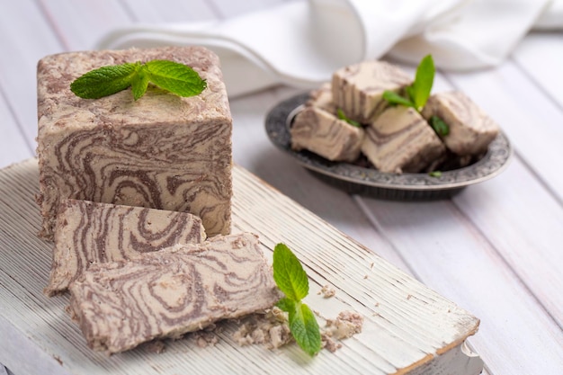 Dessert Halva avec pâte de sésame et cacao sur blanc