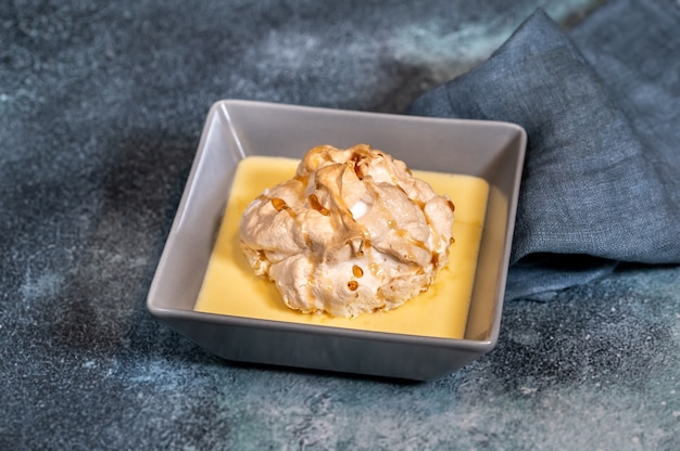 Dessert de l'île flottante fait de meringue flottant sur une crème à la vanille