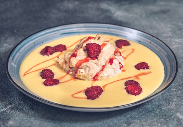 Dessert de l'île flottante fait de meringue flottant sur une crème à la vanille