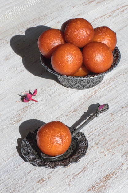 Dessert indien Gulab Jamun. Sucré servi dans un bol, vue du dessus