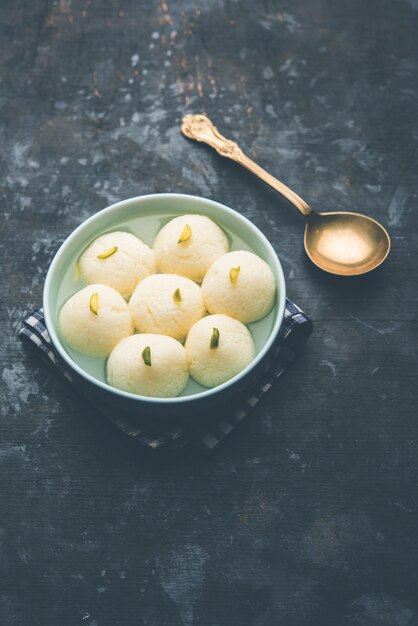 Dessert indien Rasgulla ou Rosogulla sucré servi dans un bol. mise au point sélective