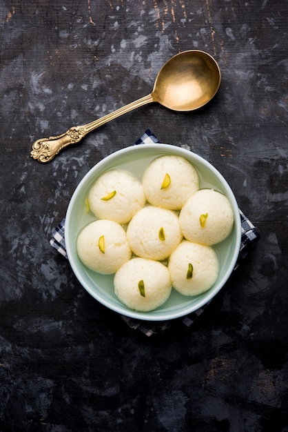 Dessert indien Rasgulla ou Rosogulla sucré servi dans un bol. mise au point sélective