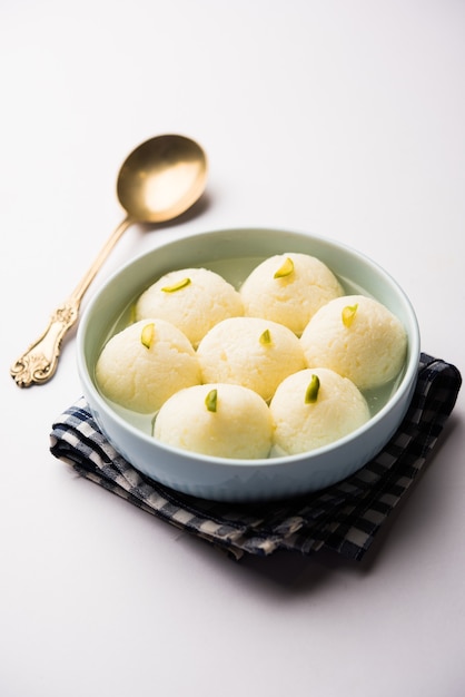 Dessert indien Rasgulla ou Rosogulla sucré servi dans un bol. mise au point sélective