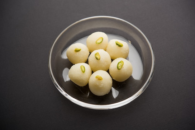 Dessert indien Rasgulla ou Rosogulla sucré servi dans un bol. mise au point sélective