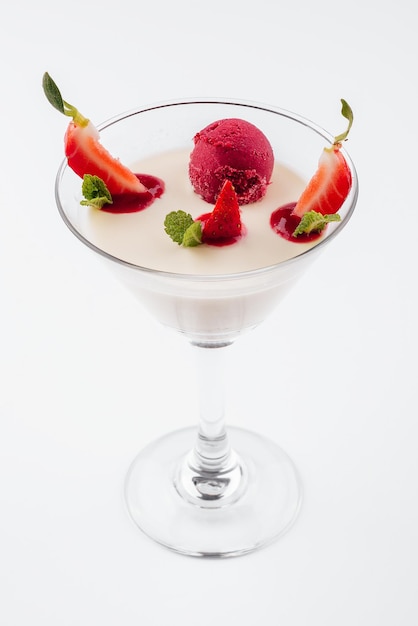 Dessert italien panna cotta aux fraises fraîches rouges