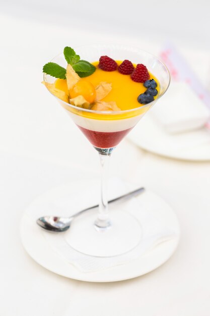 Dessert de ligne avec des fruits en verre