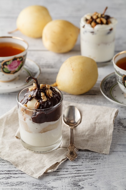 Dessert maison aux poires et une tasse de café sur la table le matin