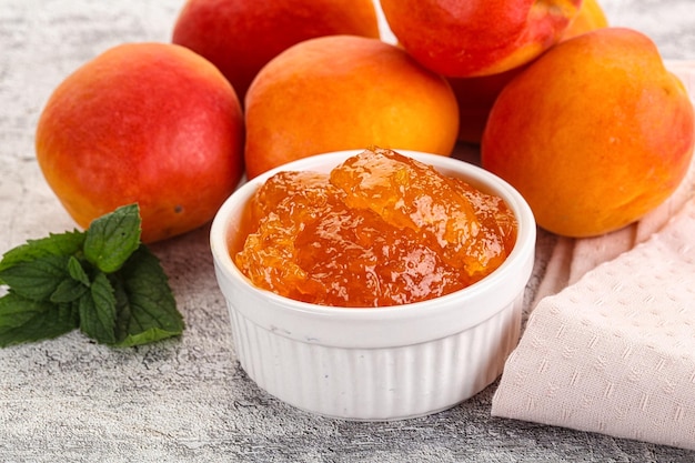 Dessert maison à la confiture d'abricots sucrés dans le bol