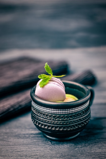 Dessert maison macaron lavande violette ou macaron dans une tasse noire