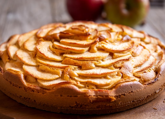 Photo dessert maison sucré de tarte aux pommes avec des pommes fraîches