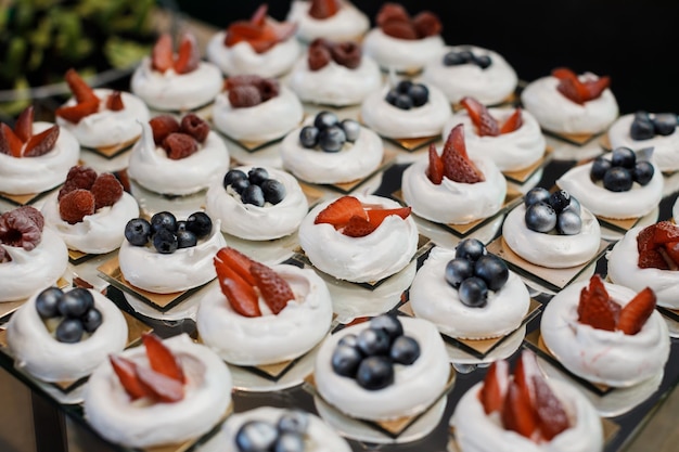 Dessert meringué Pavlova gâteau aux baies fraîches sur fond de pierre