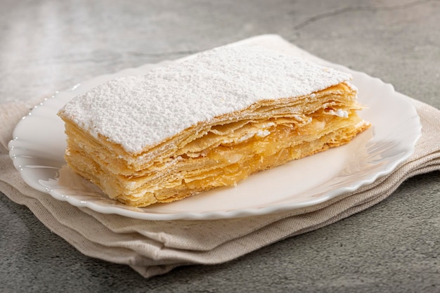 Dessert mille-feuilles dans l'assiette