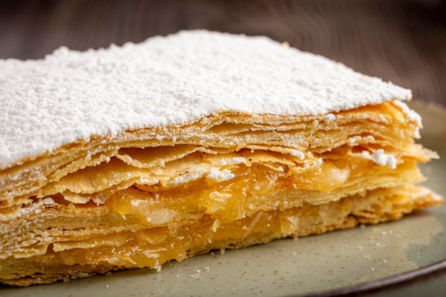 Dessert mille-feuilles dans l'assiette