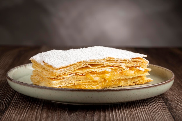 Dessert mille-feuilles dans l'assiette