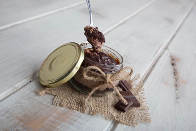 Dessert mousse au chocolat dans un bocal avec bouchées de brownie