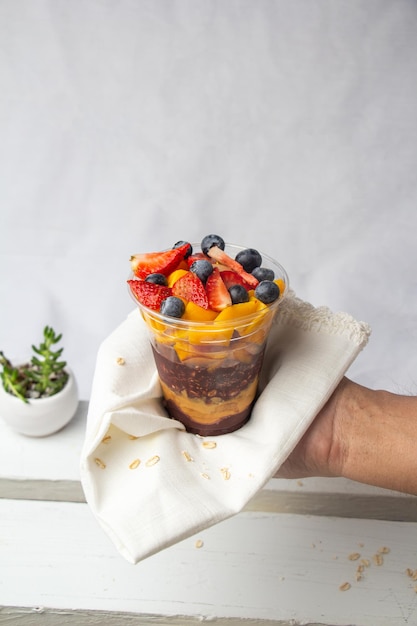 dessert muesli aux fruits en verre