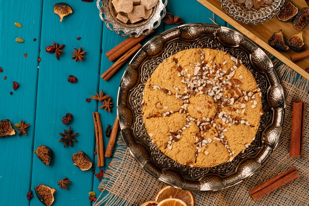 Dessert national halva turc sur table en bois bleu