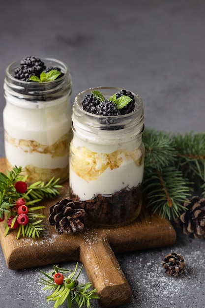 Dessert de Noël avec du fromage à la crème, des biscuits et des baies