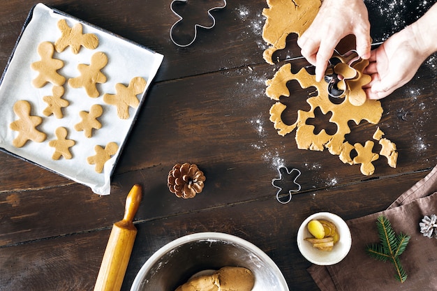 Dessert de Noël Homme cuisinant des biscuits de pain d'épice vue de dessus