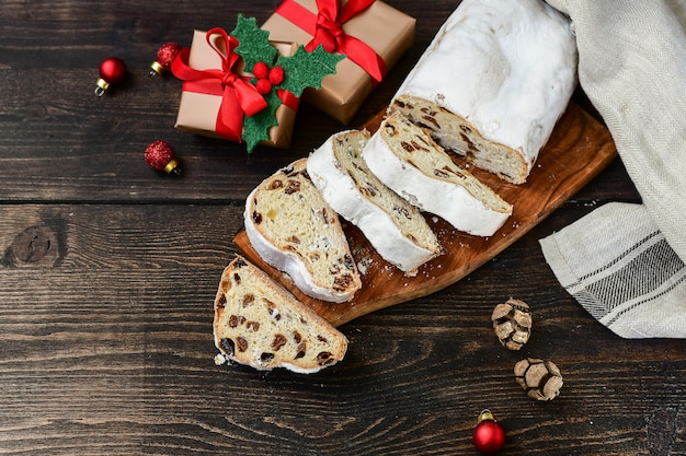 Dessert de Noël nouvel an stollen tranché sur une table en bois. Recette de cuisine autrichienne et allemande. Noël en Europe