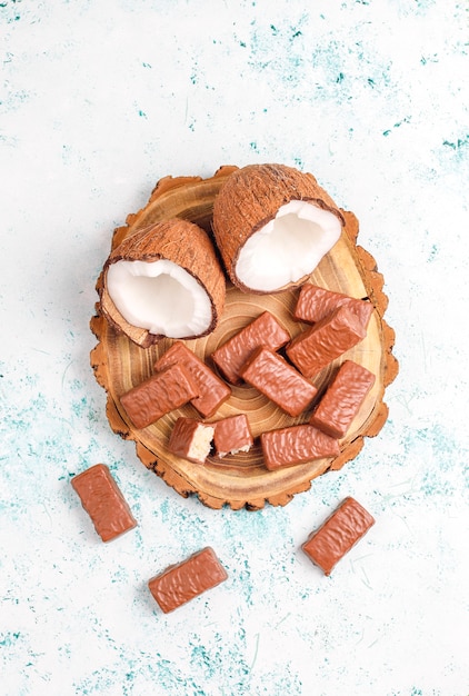 Dessert de noix de coco au chocolat végétalien cru. Concept de nourriture végétalienne saine.