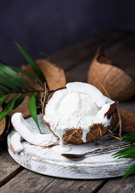 Dessert à la noix de coco avec glace