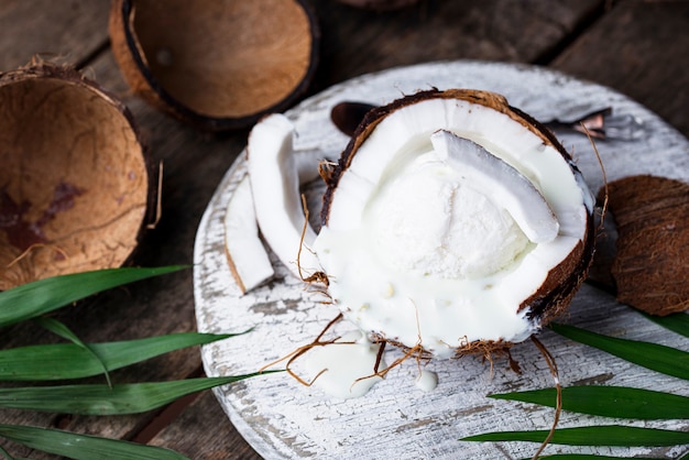 Dessert à la noix de coco avec glace