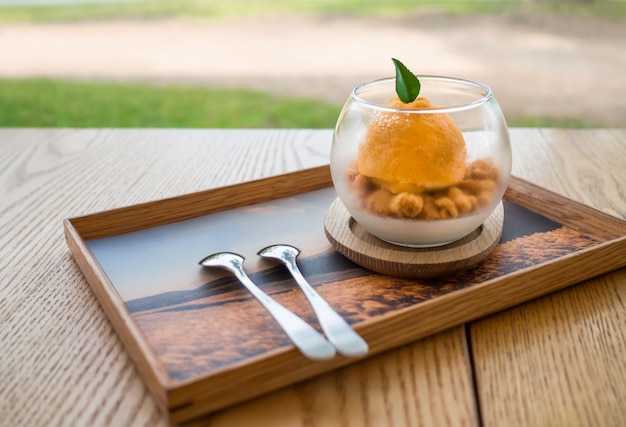 Le dessert orange sur une table en bois