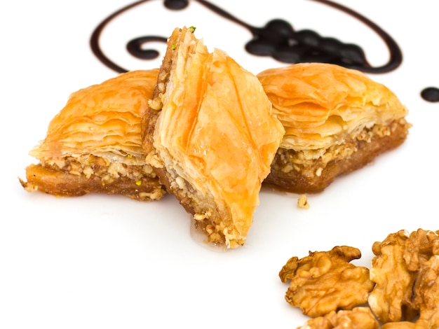 Dessert oriental traditionnel - baklava aux pistaches et aux noix.