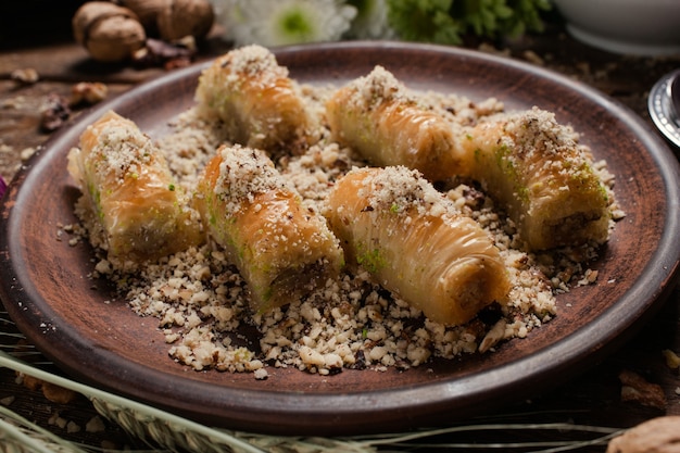 Dessert oriental traditionnel de Baklava. Concept de fond de cuisine turque douce