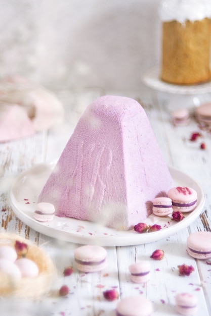 Photo dessert paskha avec macarons roses et fleurs de gypsophilie