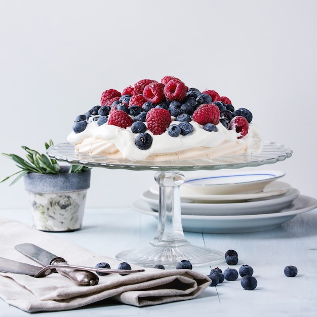 Dessert Pavlova aux fruits frais