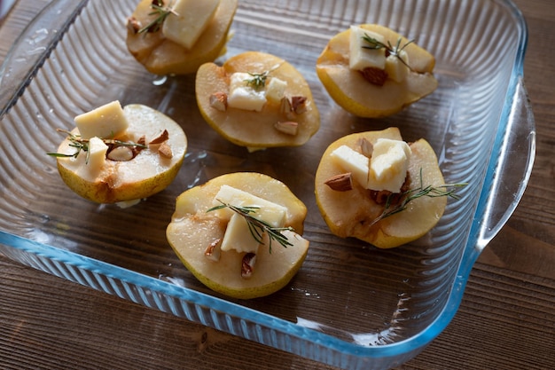 Dessert de poire sucrée aux amandes et au fromage