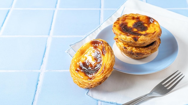 Dessert portugais Pastel de nata sur carreaux bleus