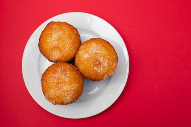 Dessert portugais typique bolo de arroz sur assiette