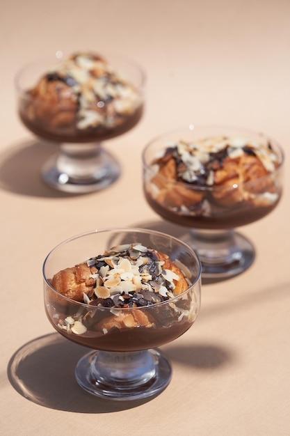 Dessert profiterole au chocolat servi sur un verre