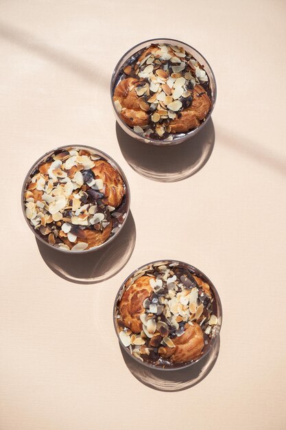 Dessert profiterole au chocolat servi sur un verre