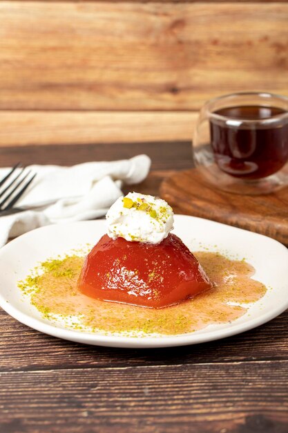 Dessert de quince avec sorbet sur fond gris Desserts de quince crémeux Delicacies sucrées turques du Ramadan