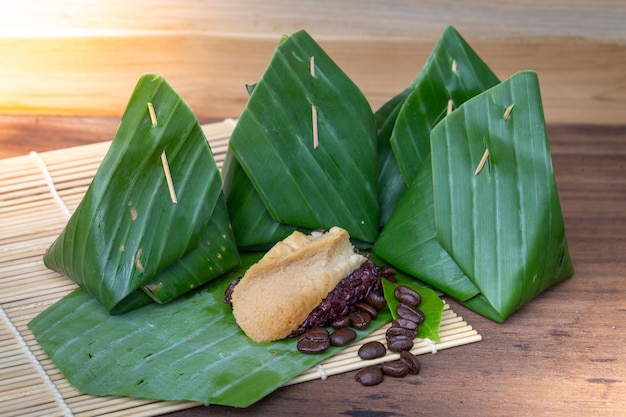 Dessert de riz gluant noir sur une feuille de bananier