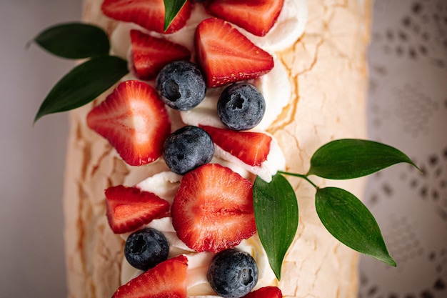 Dessert de rouleau de meringue avec des baies