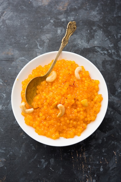 Photo dessert sabudana ou sago kesari pour vrat upvas également connu sous le nom de perle de tapioca sucrée. servi dans un bol. mise au point sélective