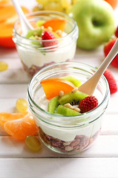 Dessert sain avec du muesli et des fruits sur la table